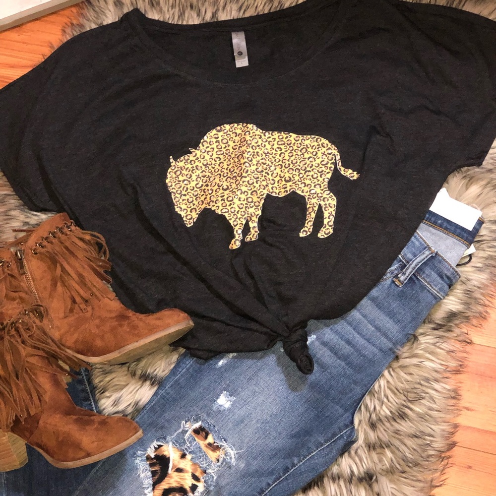 Women’s Medium Graphic Buffalo tee